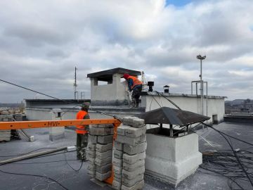 Строители из Ленобласти ведут отделку фасада многоквартирного дома на проспекте Металлургов