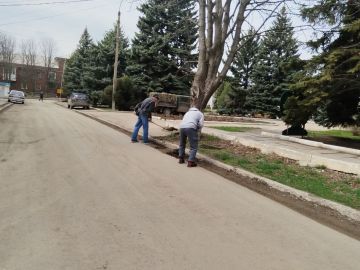 03 апреля сотрудники Мироновского поселкового Дворца культуры провели субботник на прилегающей к учреждению территории
