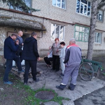 3 апреля начальник Кутейниковского территориального отдела Светлана Токарева провела встречу с жителями дома по ул. Пушкина, 40 пгт Кутейниково