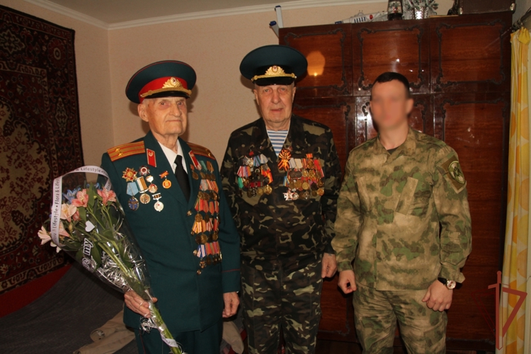 Представители Росгвардии поздравила со 100-летним юбилеем ветерана Великой Отечественной войны в ЛНР
