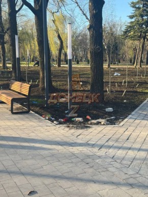 Покрылся слоем мусора ещё не открывшийся Югорский парк в Макеевке