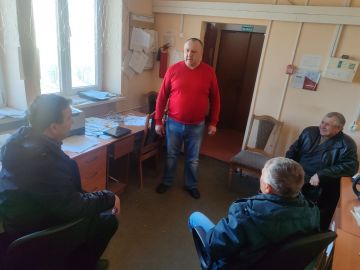 Сегодня начальник Тельмановского территориального отдела Администрации Тельмановского муниципального округа провел выездное рабочее совещание с трудовым коллективом ГУП ДНР «Российский оператор связи» в поселке Тельманово