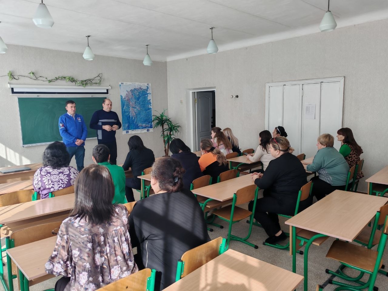 Депутат Старобешевского муниципального совета от партии «ЕДИНАЯ РОССИЯ» Сергей Канарь вместе с начальником Стыльского территориального сектора Малай Иваном провел встречу с трудовым коллективом Стыльской школы