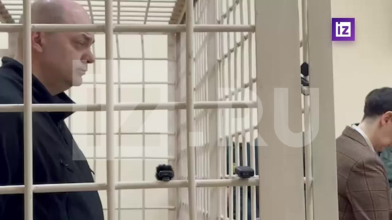 Экс-губернатор Курской области Алексей Смирнов приговорен к 14 годам лишения свободы по делу о взятках, передает корреспондент "Известий" из зала суда