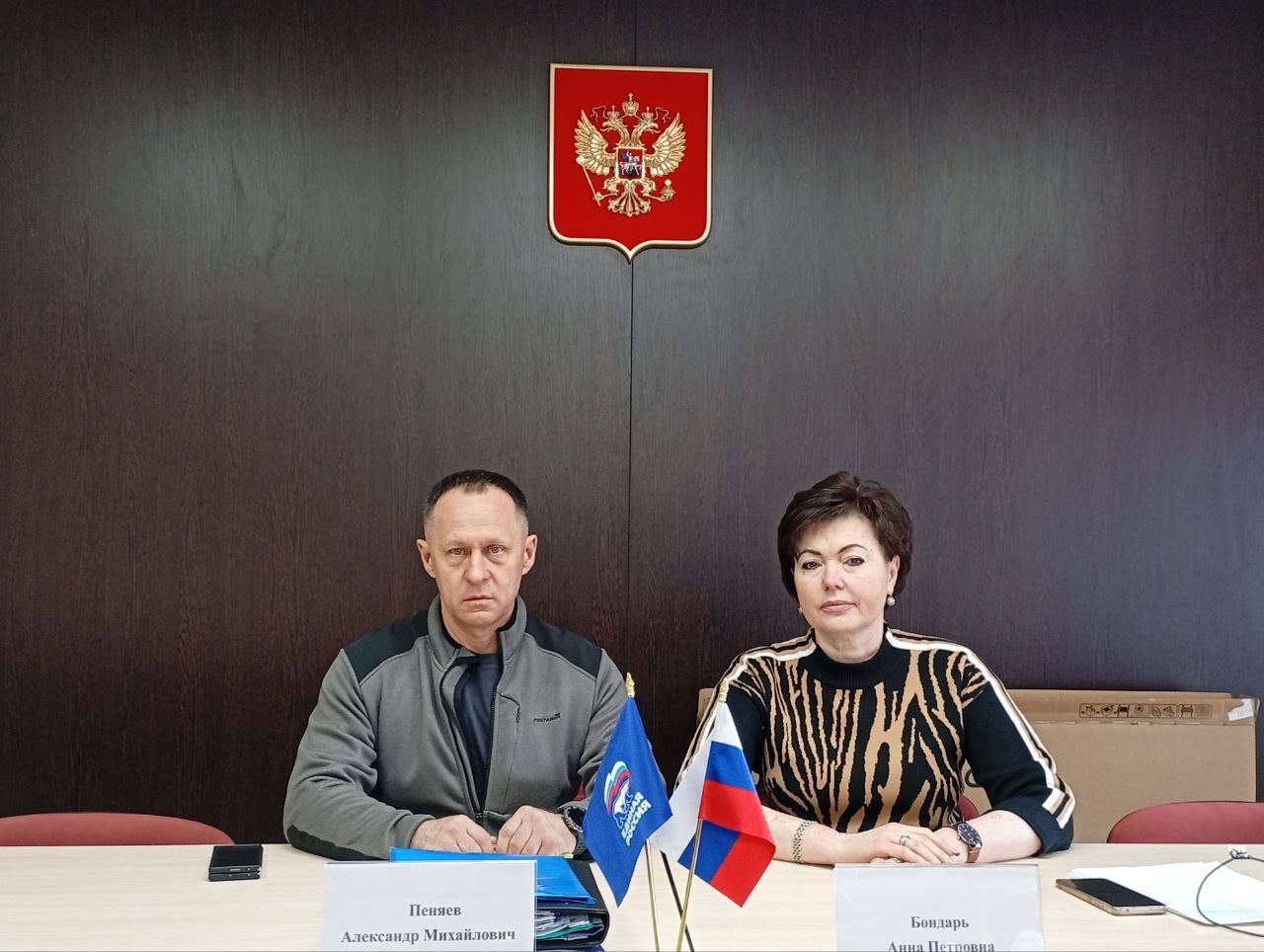 Александр Пеняев: Главной темой очередного аппаратного совещания, которое сегодня провел вместе с председателем Ясиноватского муниципального совета Анной Бондарь, стало весеннее благоустройство округа