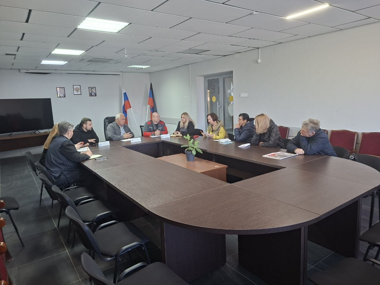 В Управе Ильичевского внутригородского района города Мариуполь состоялась встреча руководителя Управы Владимира Скударь с жителями домов №15, 17 по улице Семашко