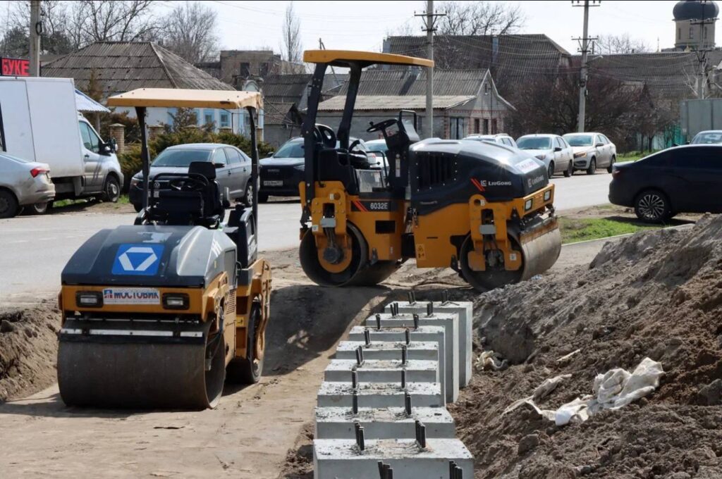 Первый зампред Правительства Владислав Очнев возглавил комиссию, которая оценила ход дорожных работ в Новоазовске