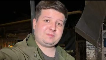 Корреспондент "Известий" и автор канала "Война глазами журналиста" Евгений Быковский пострадал во время обстрела в Донецке