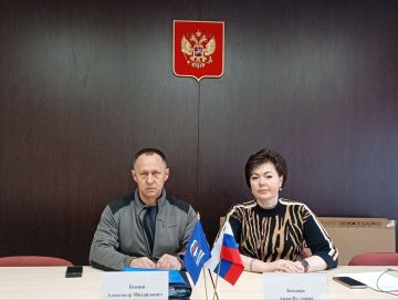 Александр Пеняев: Главной темой очередного аппаратного совещания, которое сегодня провел вместе с председателем Ясиноватского муниципального совета Анной Бондарь, стало весеннее благоустройство округа