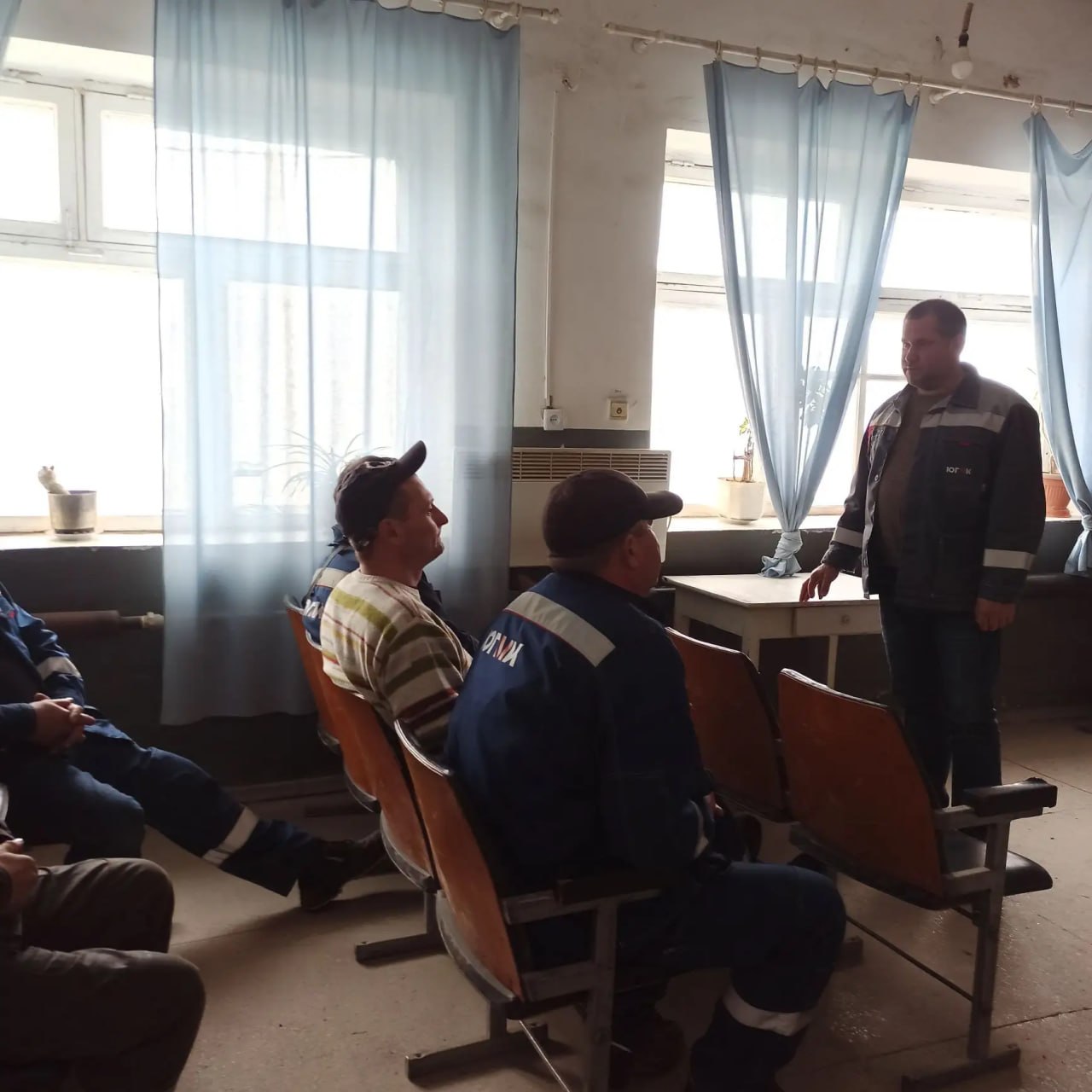 Депутат Старобешевского муниципального совета от партии "Единая Россия" Артем Менякин провел встречу с трудовым коллективом Филиала № 6 "Комсомольское рудоуправление" ООО "ЮГМК ДОНЕЦК"