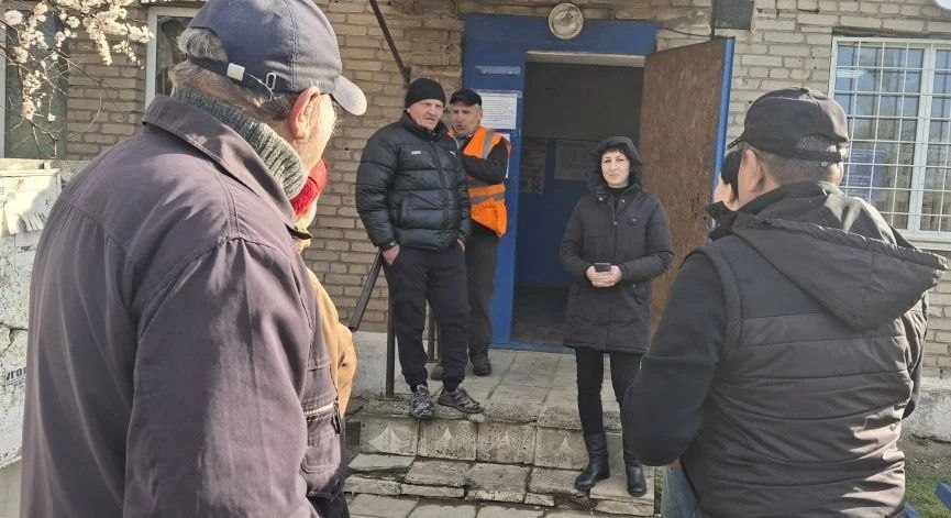 Сегодня 07 апреля в пгт Луганское состоялась рабочая встреча заместителя начальника управления по работе с территориальными органами Анны Скубко с местными жителями