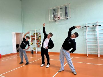 Молодёжка Мангуша провела зарядку ко Всемирному дню здоровья