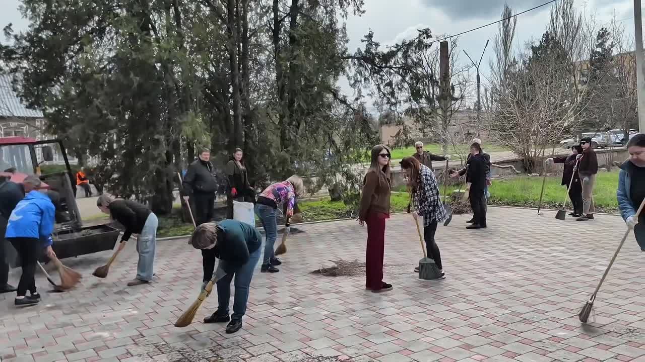 Единороссы вышли на субботник в Старобешево