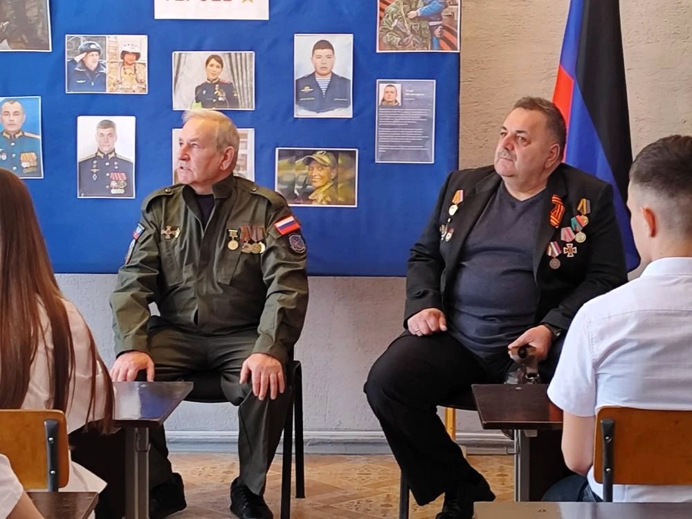 Ветераны-защитники Отечества провели урок мужества для школьников из Тореза
