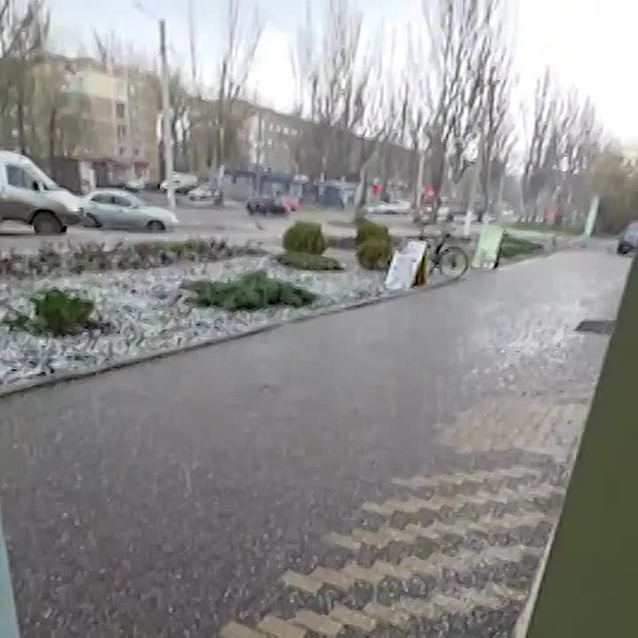 Град. Снова град в Донецке. И это ещё утренний не весь растаял