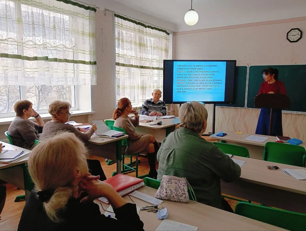 Депутат Дебальцевского городского совета от партии «Единая Россия» Сергей Кириченко провел встречу с трудовым коллективом школы ГБОУ №6