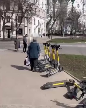 Позитива на ночь!. В Воронеже бабушка объявила войну электросамокатам