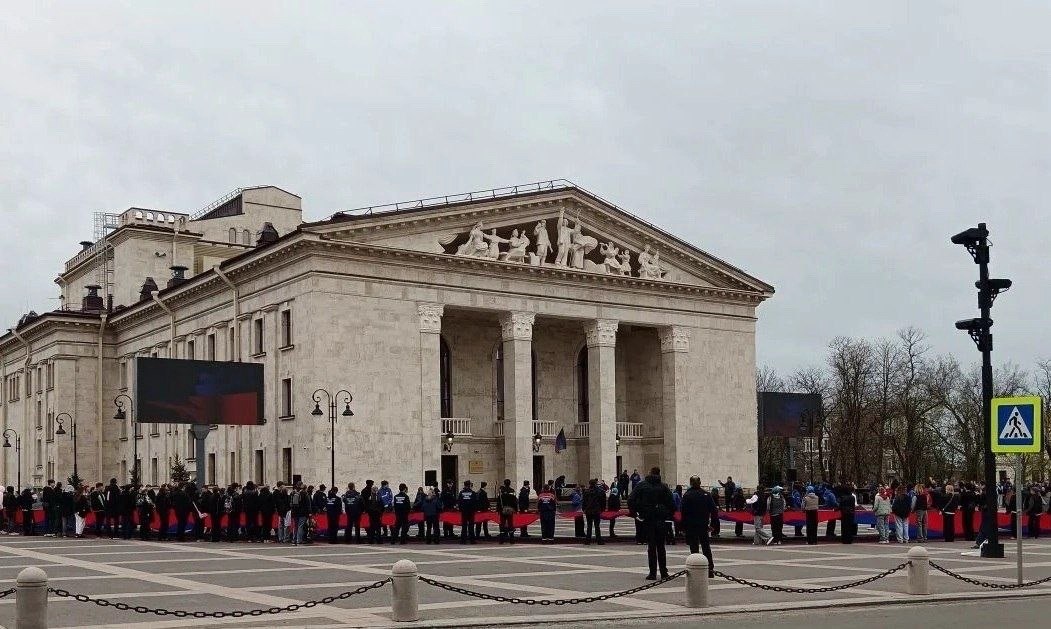 Сотрудники ИК-13 развернули 200-метровый флаг Донецкой Народной Республики