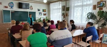 Депутат Старобешевского муниципального совета ДНР от партии «ЕДИНАЯ РОССИЯ» Татьяна Давыдова провела встречу с трудовым коллективом Осыковской школы