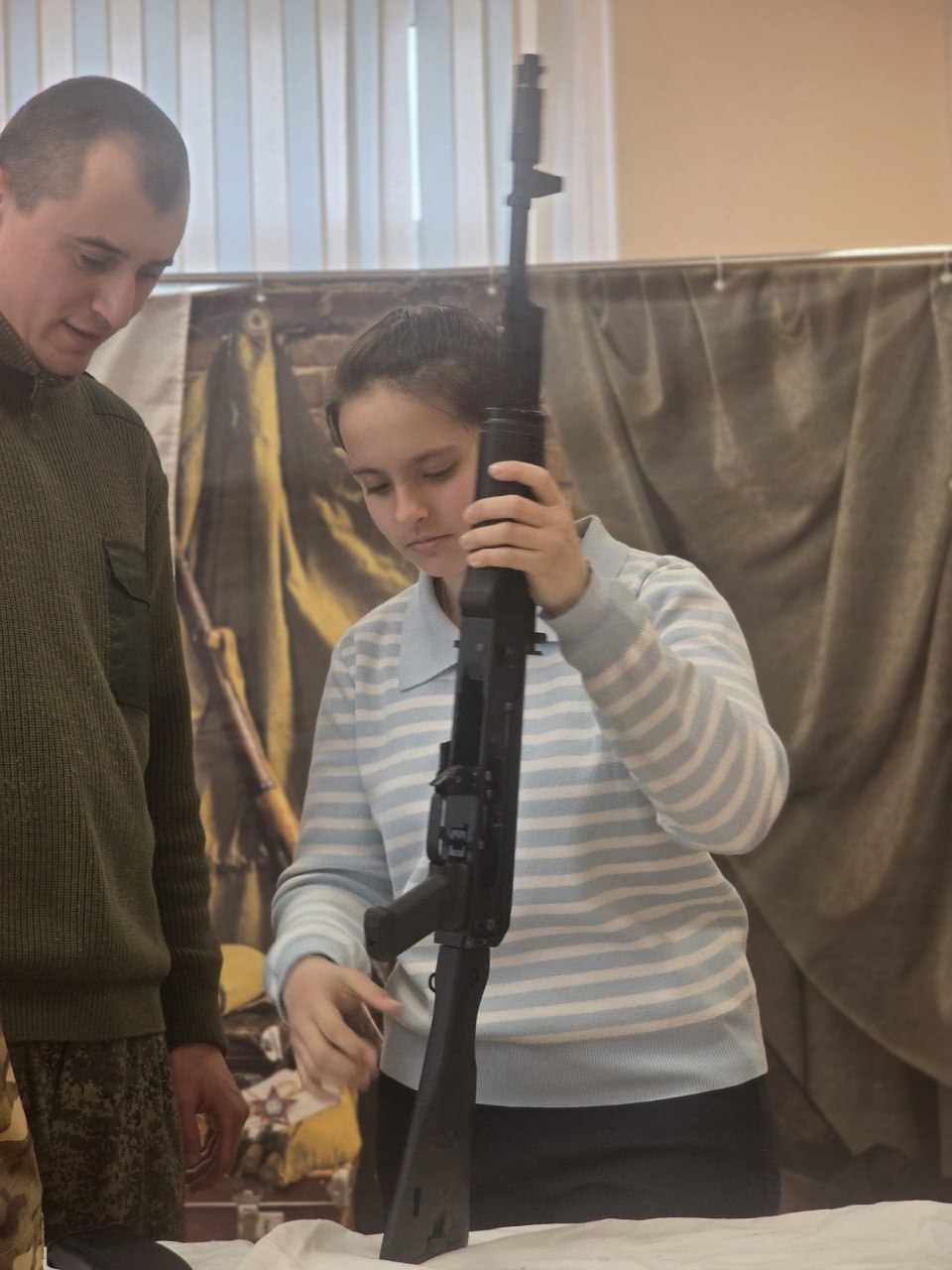 В Школе №2 г.о. Дебальцево прошла встреча старшеклассников с представителями оборонного ведомства