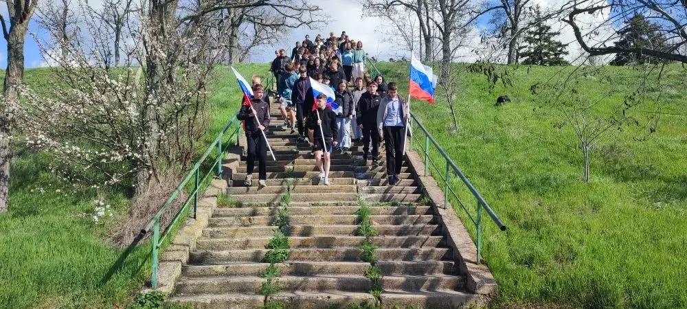 В Новоазовске состоялась Всероссийская акция «10 000 шагов к жизни», которая объединила активную молодежь города