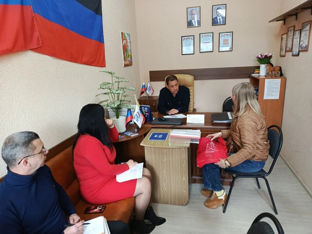 Константин Зинченко: На связи с гражданами. Провел прием граждан в Волновахском отделении общественной приемной Единой России совместно с представителями профильных управлений и отделов администрации Волновахского МО. В...
