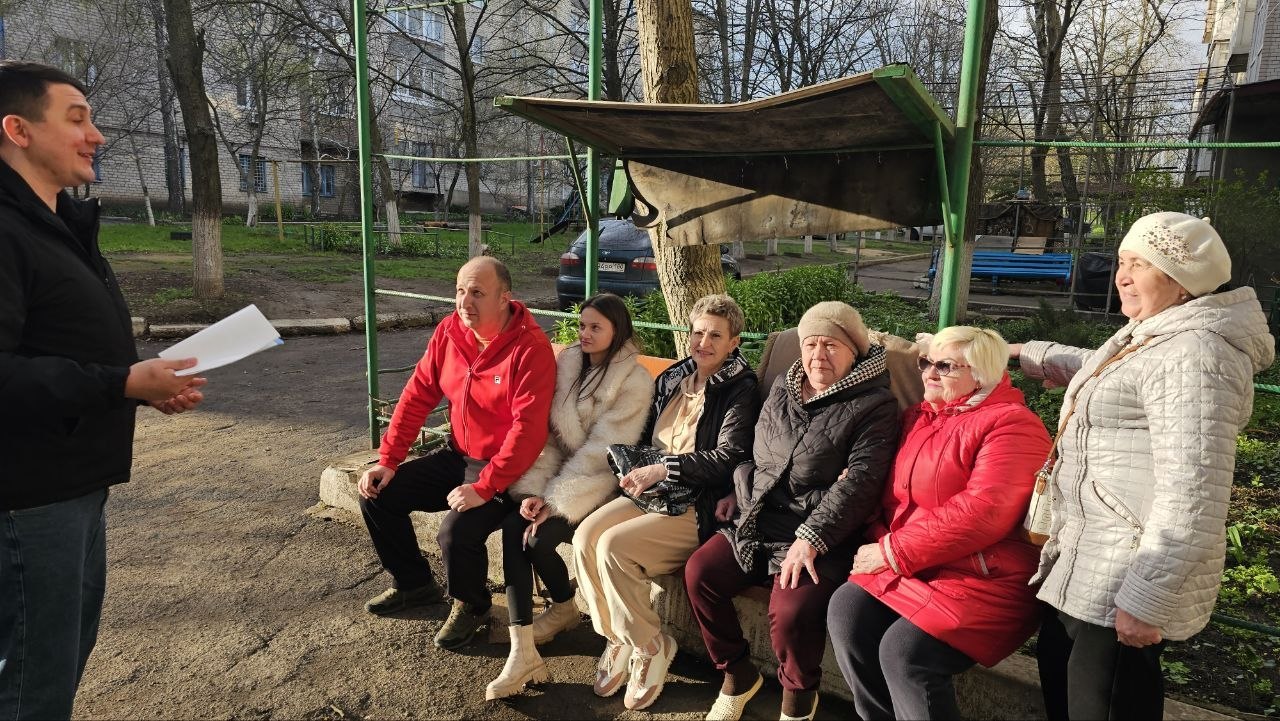 Сегодня состоялась рабочая встреча представителя Общественного совета с жителями посёлка, в ходе которой были разъяснены цели, задачи и ключевые механизмы взаимодействия совета с населением