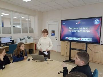 9 апреля, в преддверии Дня космонавтики в детской библиотеке с детьми 5 класса ГБОУ «СШ №1» было проведено библио - ревю «Он век космический открыл»