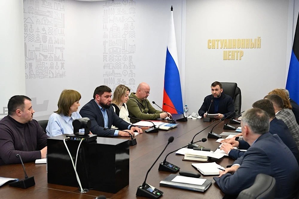 На еженедельном оперативном совещании Глава ДНР Денис Пушилин обсудил с руководителями органов исполнительной власти и главами муниципальных образований благоустройство общественных пространств, чистотe в городах и селах