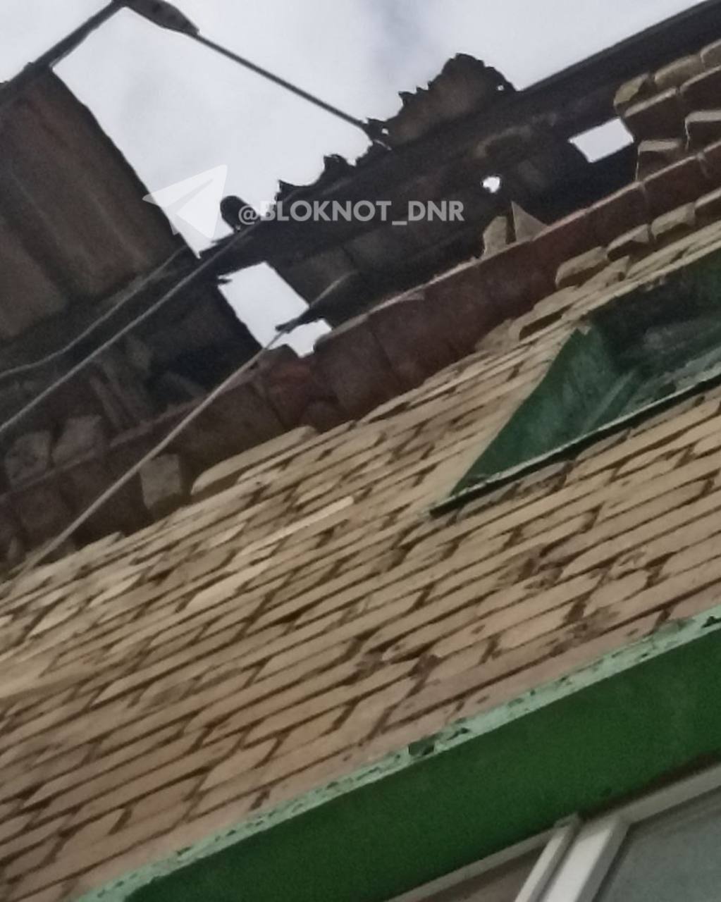 «Дом рушится, а УК бездействует»: жители дома №30 Советского района Макеевки живут без шифера