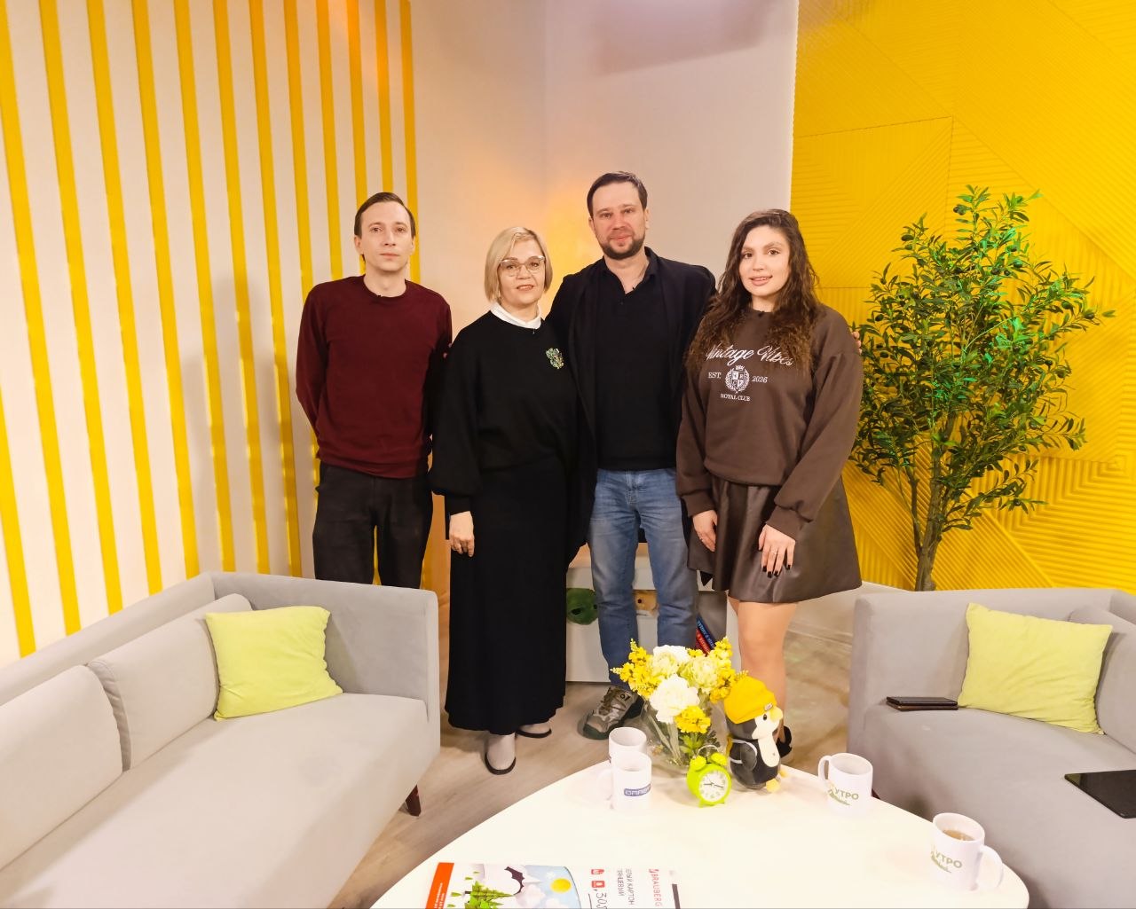 #НашиГости. Сегодня в нашей студии были: Татьяна Фарисей - начальник отдела маркетинга Донецкого республиканского академического мололежного театра Михаил Юрьевич Сопов - главный режиссер Новошахтинского драматического...