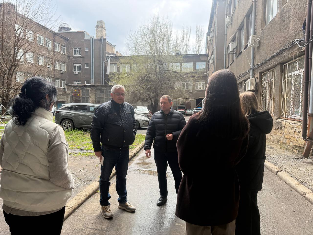 Сегодня, 9 апреля, первый заместитель руководителя Управы Ворошиловского внутригородского района Евтеев Андрей совместно с депутатом Донецкого городского Совета Ткаченко Сергеем провели встречу с населением