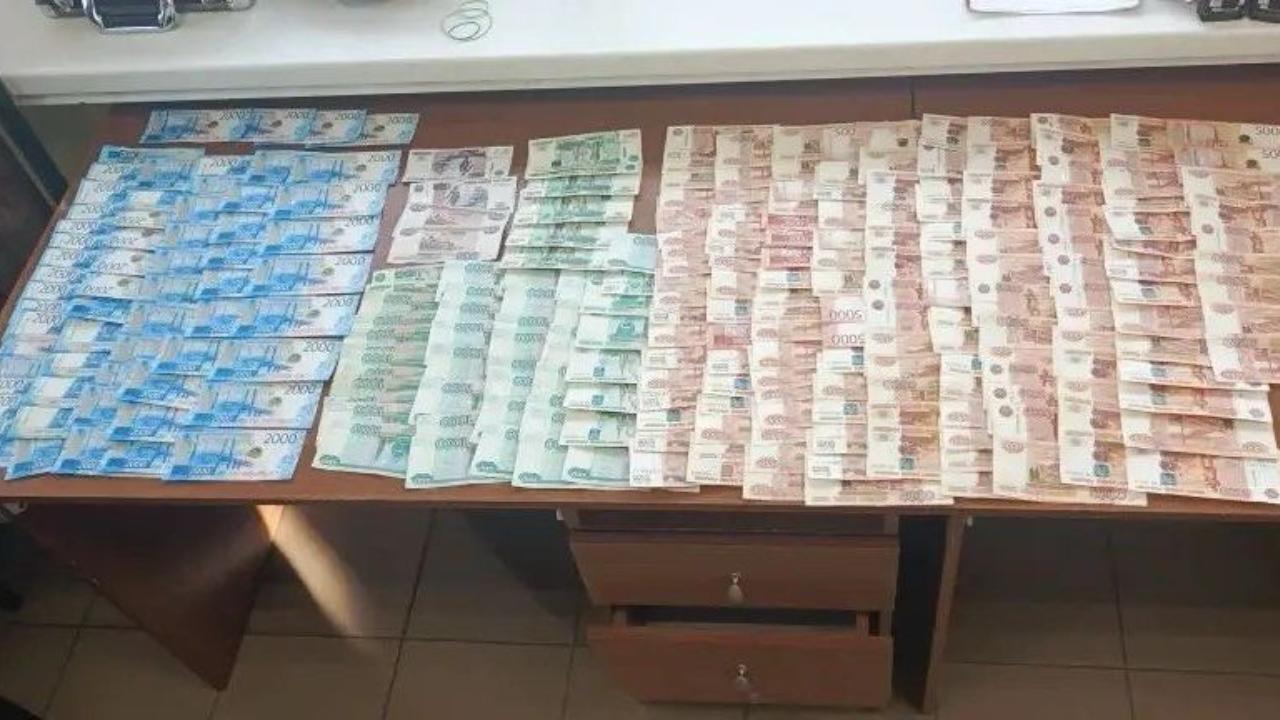 Двое подростков задержаны полицейскими в Мариуполе за хищение у пенсионеров 4 млн рублей для аферистов