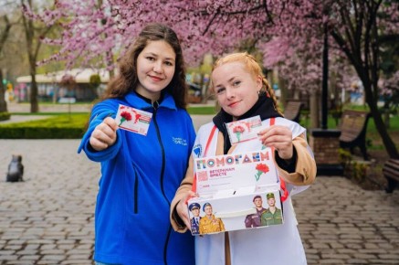 Значок за пожертвование: в Запорожской области стартовала «Красная гвоздика»