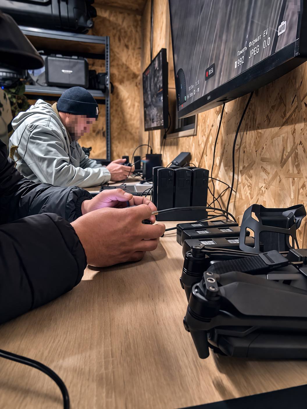 Курсанты отрабатывают навыки управления разведывательными дронами, выполняя полетные упражнения по обнаружению условной цели