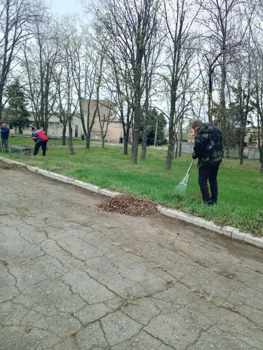 В Новолуганском прошёл субботник в рамках двухмесячника