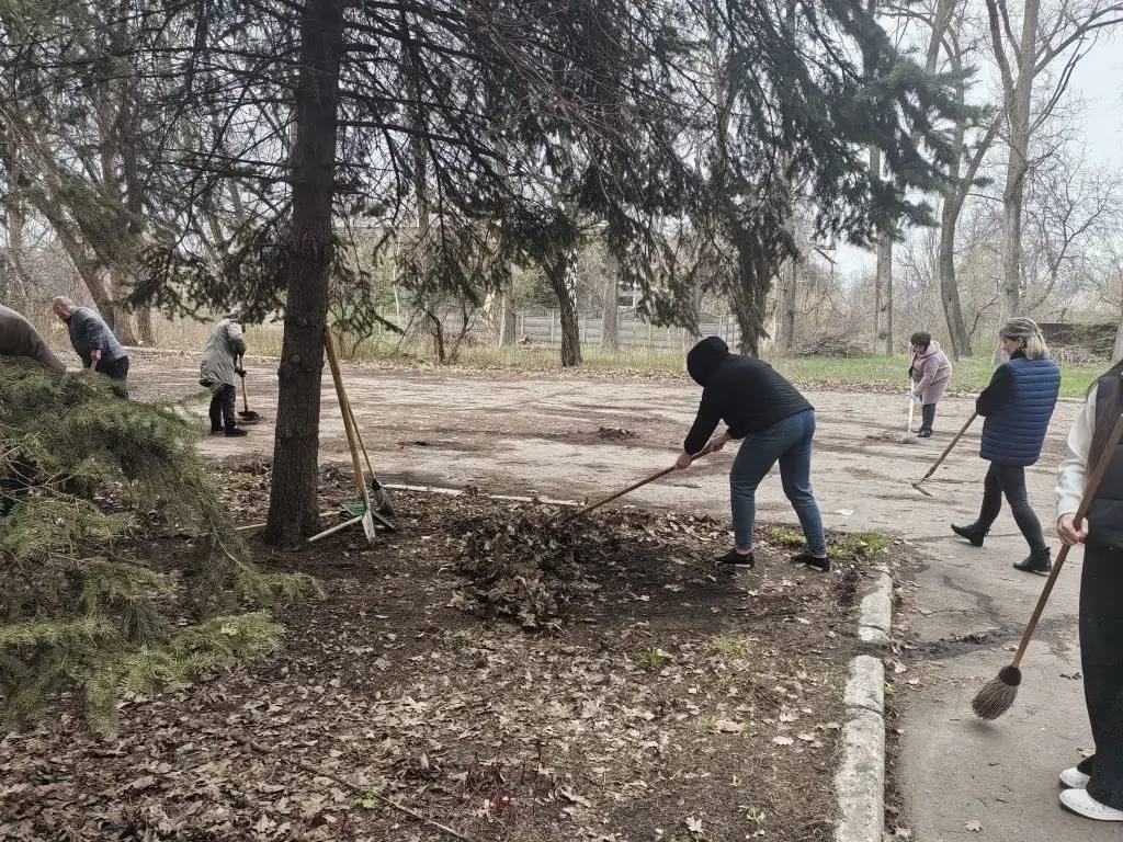 В Никитовском внутригородском районе города Горловка прошел общереспубликанский субботник