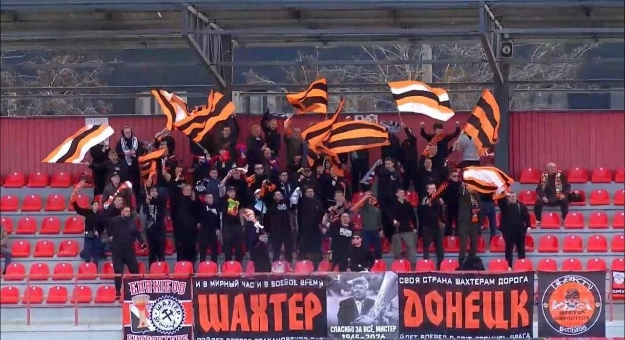 Болельщики созданного в ДНР ФК "Шахтёр" также почтили память бывшего тренера "Шахтёра" Мирчи Луческу