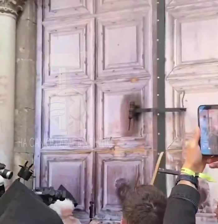 В Иерусалиме открыли двери храма Гроба Господня перед схождением Благодатного огня