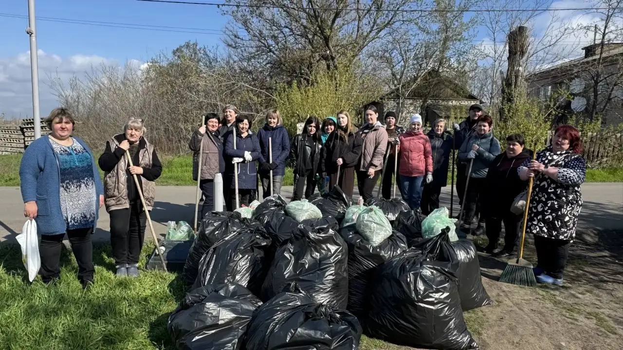 Сегодня Управление образования и отдел по физической культуре и спорту вышли на уборку вместе с коллективами подведомственных учреждений в рамках общереспубликанского субботника