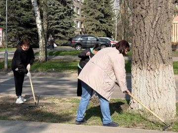 11 апреля сотрудники Харцызского городского Дворца культуры, Музея истории города Харцызска и Отдела культуры Администрации городского округа Харцызск приняли участие в субботнике