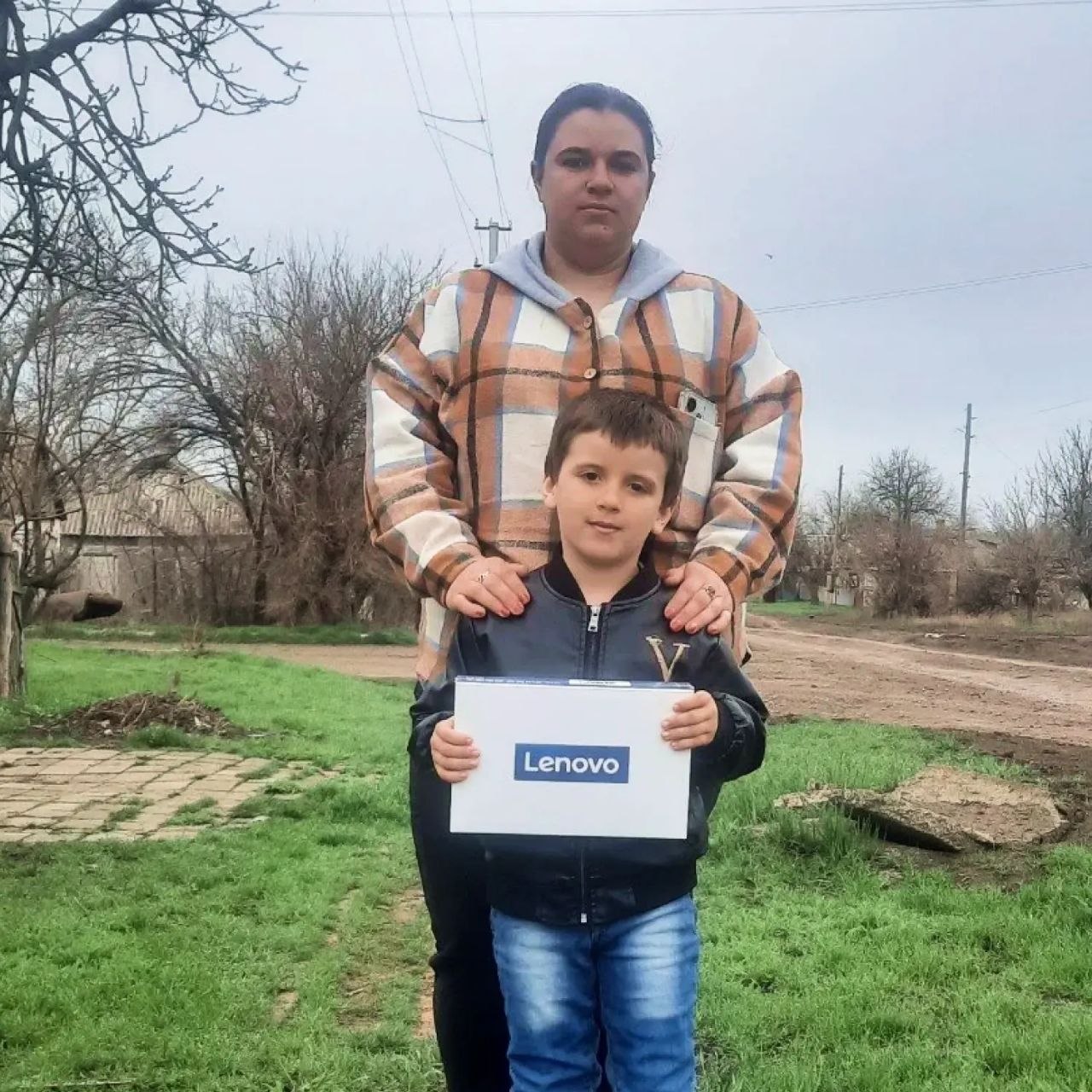 Спортсмены из Аксарки (ЯНАО) передали подарок юному жителю поселка в Волновахском округе