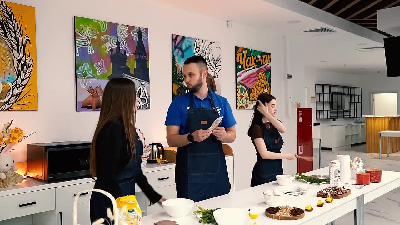 Христос Воскресе!. На этот раз руководитель «Молодой Республики» и «Молодой Гвардии Единой России» ДНР Сергей Добровольский делится своим способом окрашивания яиц — используем натуральную куркуму и получаем тёплые солнечные...