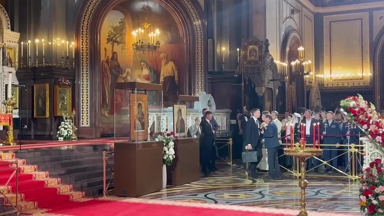 Владимир Путин ночью приехал в храм Христа Спасителя в Москве на Пасхальное богослужение