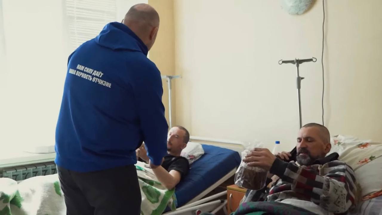 Александр Пеняев: Вместе с руководителем «Молодой Республики» Антоном Демидовым и депутатом Ясиноватского муниципального совета Микаэлем Минасяном поздравили со светлой Пасхой Христовой наших раненных защитников, проходящих...