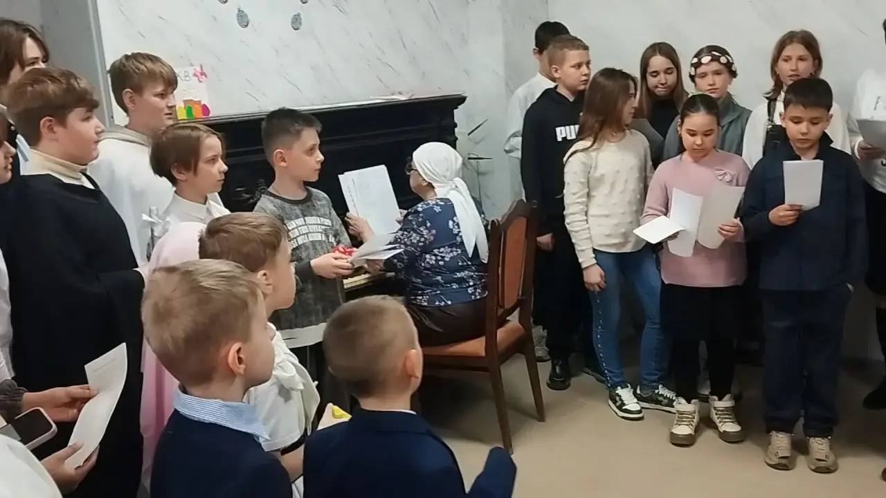 В воскресной школе "Росток", при Свято-Владимирском храме города Ясиноватая, прошел утренник, посвященный главному христианскому празднику Пасхе