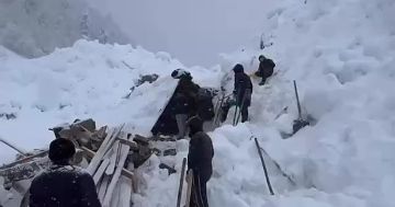 Женщина и ребенок оказались в снежном плену из-за схода лавины в дагестанском селе Шайтли