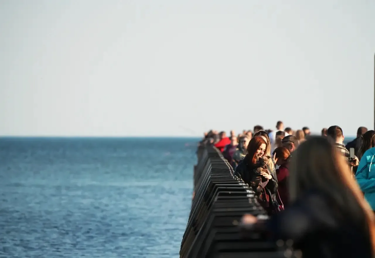 Пришла весна - пора к морю!: Жители юга ДНР массово выходят на прогулки по набережным