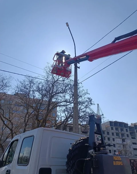 За неделю мариупольские энергетики установили более 500 современных светильников