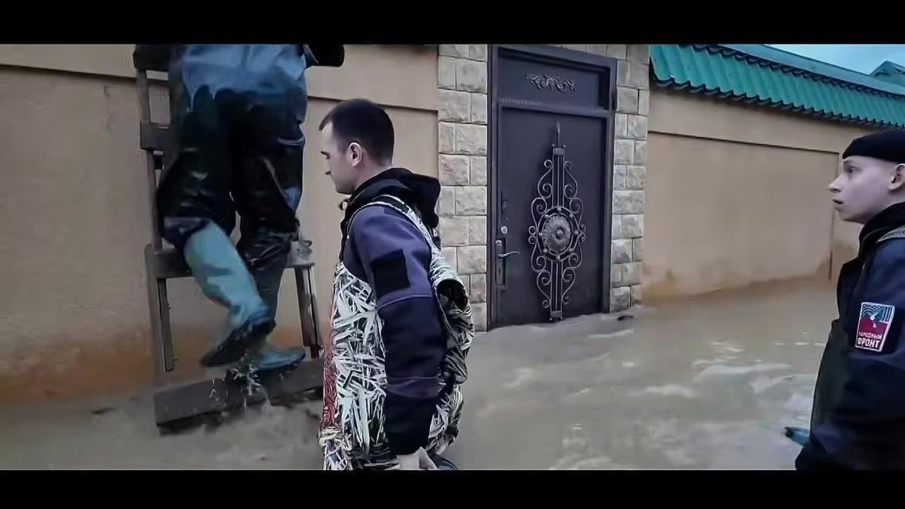 Добровольцы из Народного фронта, Народной дружины, Всероссийского студенческого корпуса спасателей и «Молодой Республики» оказывают помощь жителям Дагестана